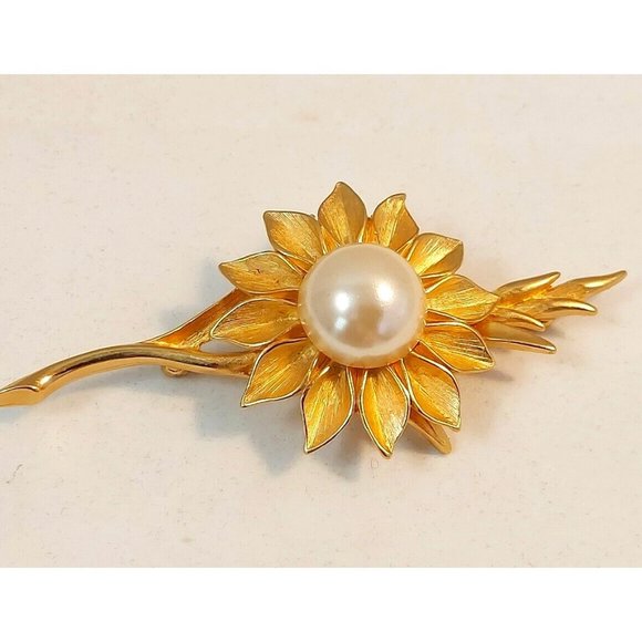Vintage Ambras Fine Jewelry Co Large Faux Pearl Gold Tone Flower Pin Brooch - Picture 1 of 10